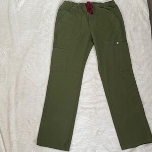 Figs Men's Cargo Scrub Pants in Olive